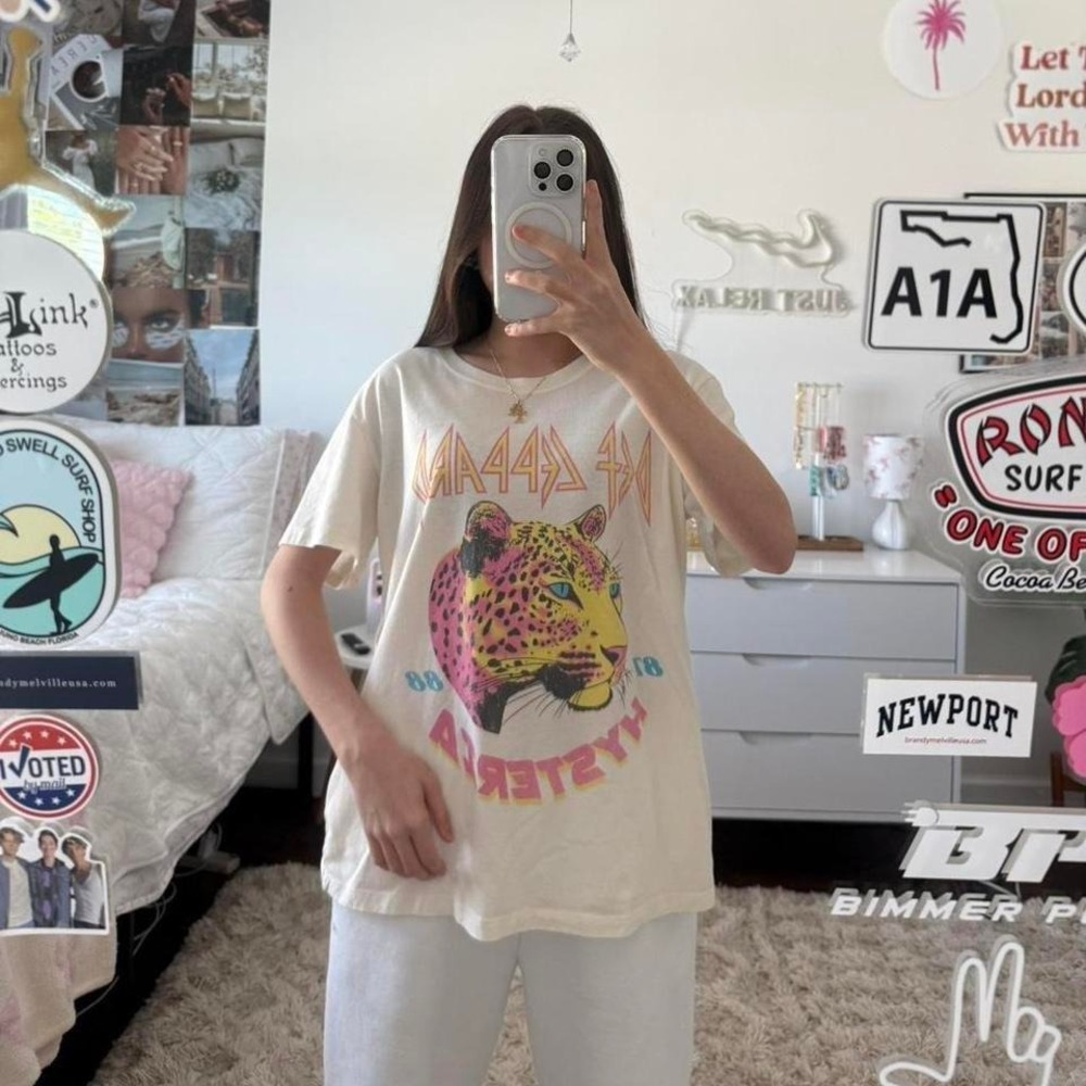 cream and pink Def Leppard t shirt